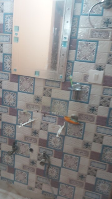 Attached Bathroom in 2.5 BHK Apartment at Uma Cooperative Society, Mayur Vihar 1 – for Rent