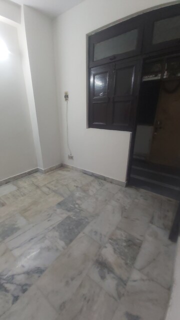 Furnished Amenities in 1.5 BHK Builder Floor at Mayur Vihar – for Rent
