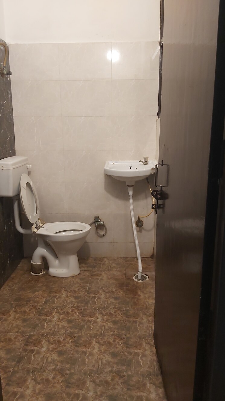 Bathroom, mayur vihar 1.5 Bedroom 550 Sq.Ft. Builder Floor In Mayur Vihar Delhi 9108299