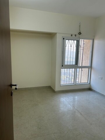 Room in 2 BHK Apartment at Piramal Vaikunth, Balkum Pada – for Rent