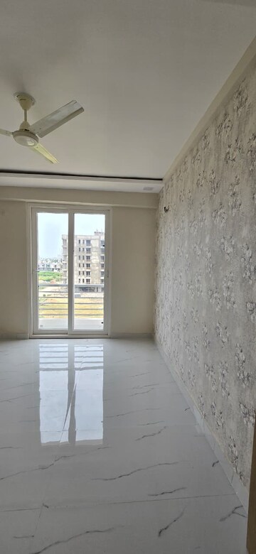 Room in 3 BHK Apartment at Mansarovar – for Rent