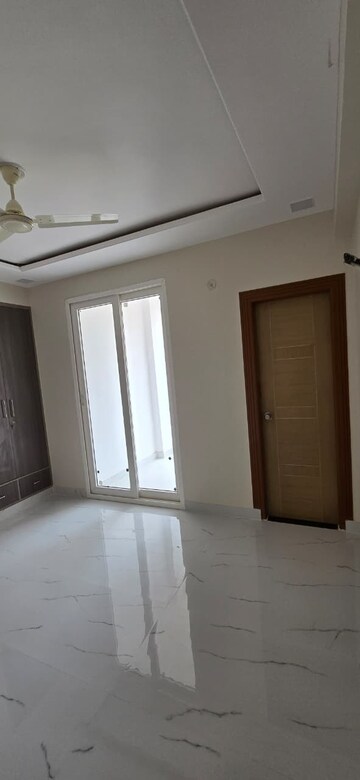 Room in 3 BHK Apartment at Mansarovar – for Rent