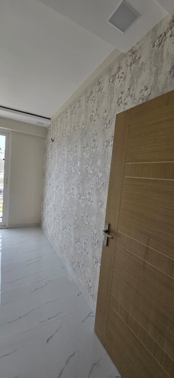 Room in 3 BHK Apartment at Mansarovar – for Rent