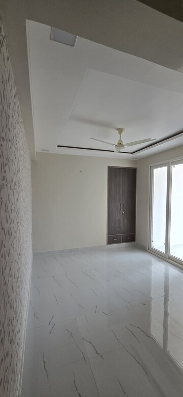Room in 3 BHK Apartment at Mansarovar – for Rent