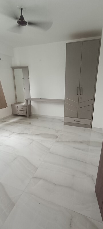 Room in 4 BHK Apartment at Mansarovar Extension – for Rent
