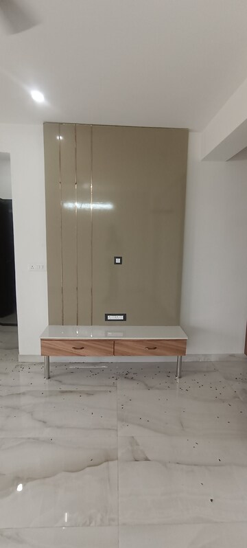 Room in 4 BHK Apartment at Mansarovar Extension – for Rent