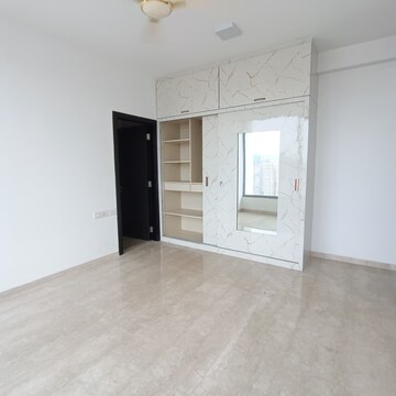 Room in 3 BHK Apartment at Oberoi Sky City, Khande Rao Dongari – for Rent