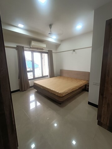 Room in 3 BHK Apartment at Suraj CHS Juhu, Juhu – for Rent