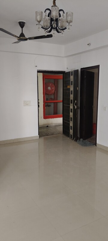 Room in 2.5 BHK Apartment at Gaur City-2, Gaur City 2 – for Rent