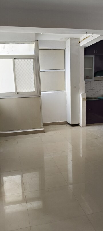 Room in 2.5 BHK Apartment at Gaur City-2, Gaur City 2 – for Rent