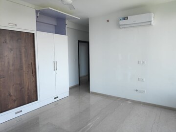 Room in 3 BHK Apartment at Oberoi Realty Esquire, Goregaon East – for Sale