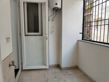 Room in 3.5 BHK Apartment at Saket – for Rent