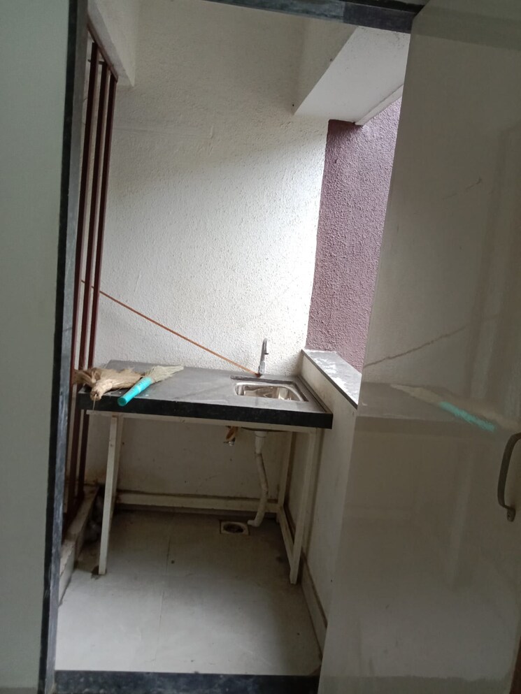 Balcony, mitra mandal colony Commercial Office Space 350 Sq.Ft. In Mitra Mandal Colony Pune 9108635