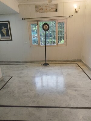 Room in 3.5 BHK Apartment at Vasant Kunj – for Sale