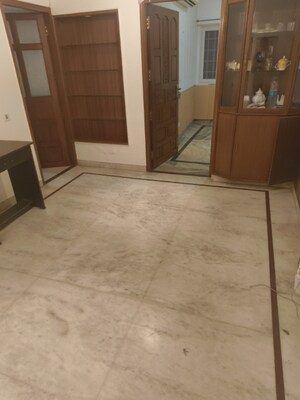 Room in 3.5 BHK Apartment at Vasant Kunj – for Sale