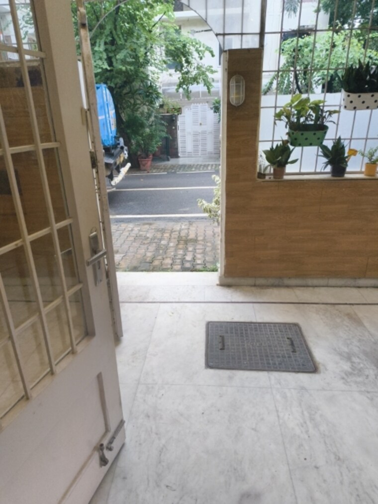 Balcony, vasant kunj 3.5 Bedroom 2000 Sq.Ft. Apartment In Vasant Kunj Delhi 9108779