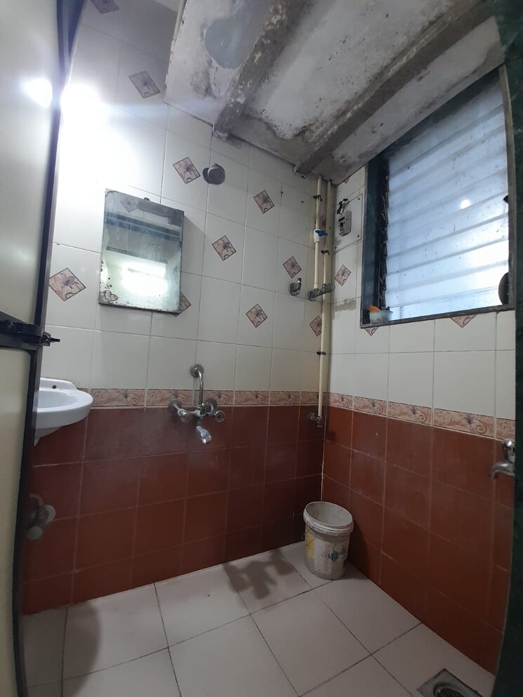 Bathroom, malad east 1 RK 300 Sq.Ft. Apartment In Malad East Mumbai 9108782