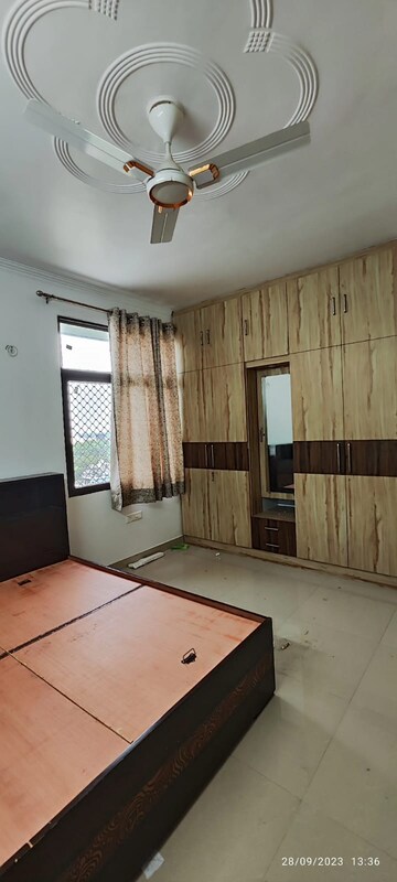 Room in 3 BHK Apartment at Gomti Nagar – for Rent