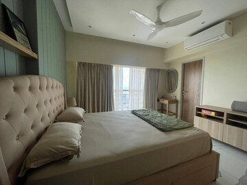 Bedroom in 3 BHK Apartment at Andheri West – for Rent
