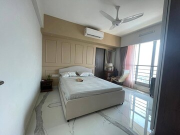 Bedroom in 3 BHK Apartment at Andheri West – for Rent