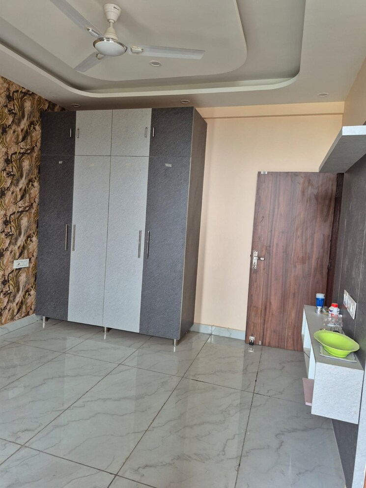 Room, pir machalla 3 Bedroom 2200 Sq.Ft. Apartment In Pir Machalla Zirakpur 9108845