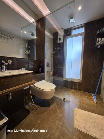 Team Area in 2 BHK Apartment at Andheri West – for Rent