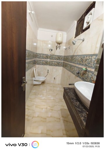 Bathroom in 6 BHK Villa at Gomti Nagar – for Rent