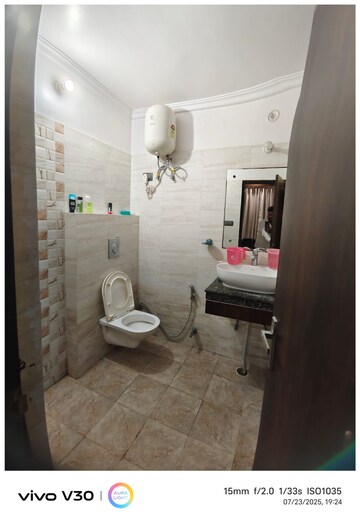 Bathroom in 6 BHK Villa at Gomti Nagar – for Rent