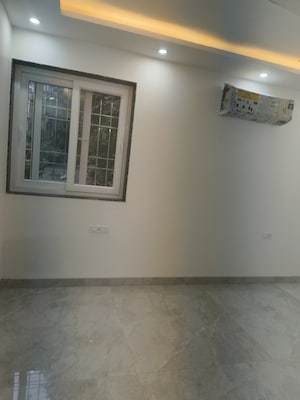 Room in 4 BHK Apartment at Vasant Kunj – for Sale