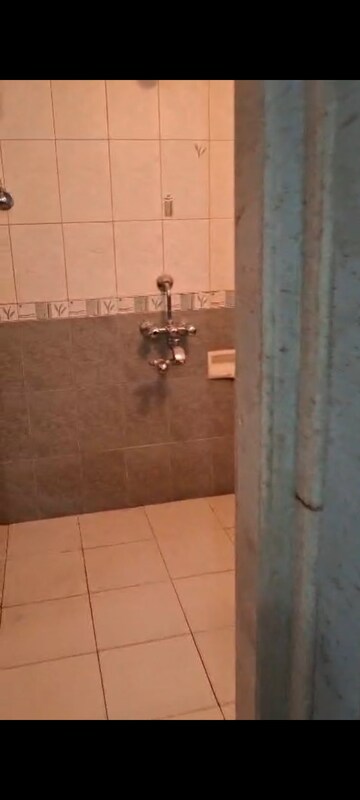 Bathroom in 1 BHK Apartment at Vile Parle East – for Rent