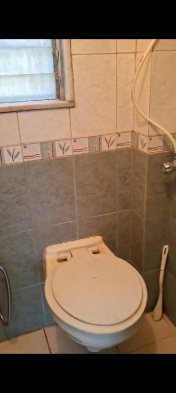 Bathroom in 1 BHK Apartment at Vile Parle East – for Rent