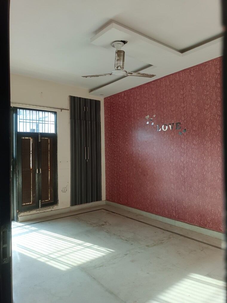Room, green fields colony 3 Bedroom 1800 Sq.Ft. Builder Floor In Green Fields Colony Faridabad 9109033