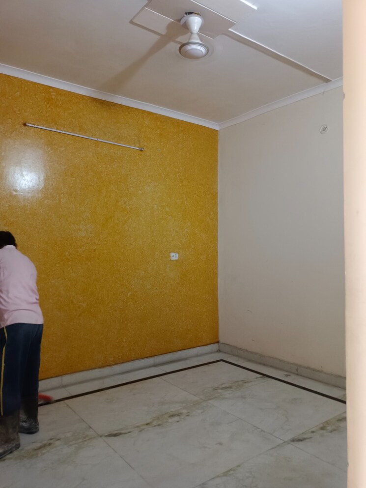 Room, green fields colony 3 Bedroom 1800 Sq.Ft. Builder Floor In Green Fields Colony Faridabad 9109033