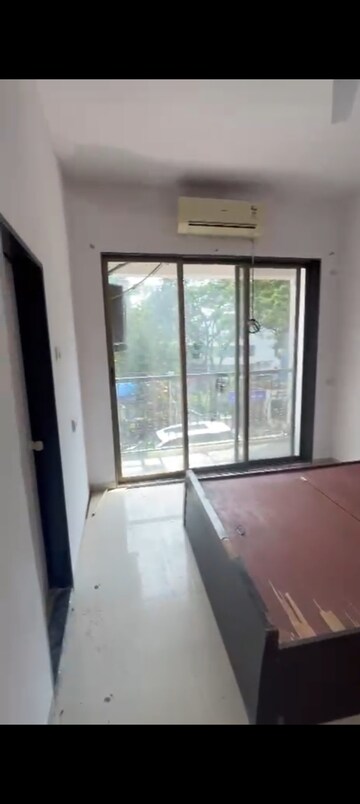 Room in 2 BHK Apartment at Platinum Heights Mumbai, Andheri West – for Rent