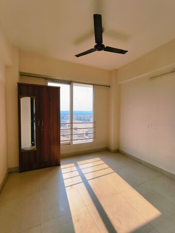 Room in 2.5 BHK Apartment at Signature The Serenas, Sohna Sector 36 – for Rent