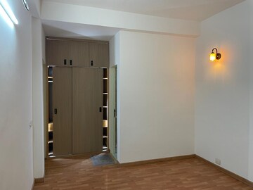 Room in 3 BHK Builder Floor at SS Southend Floors, South City 2 – for Rent