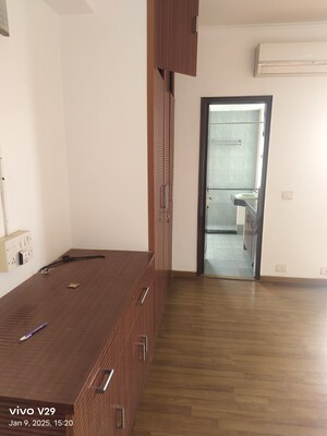 Room in 5 BHK Apartment at Orchid Gardens, Sector 54 – for Sale