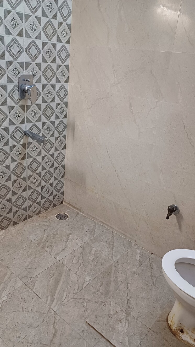Bathroom, lajpat nagar i 2 Bedroom 900 Sq.Ft. Builder Floor In Lajpat Nagar I Delhi 9109226