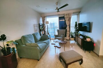 2 BHK Apartment For Rent in Khar West