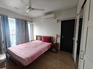 Bedroom in 2 BHK Apartment at Khar West – for Rent