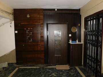 Room in 3 BHK Apartment at Juhu – for Rent