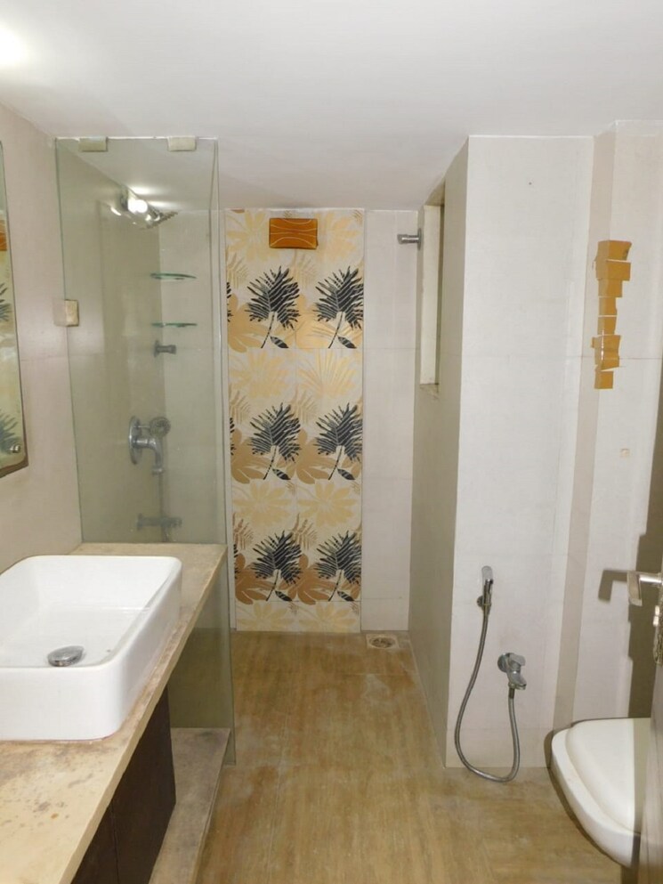 Bathroom, juhu 3 Bedroom 1200 Sq.Ft. Apartment In Juhu Mumbai 9109367