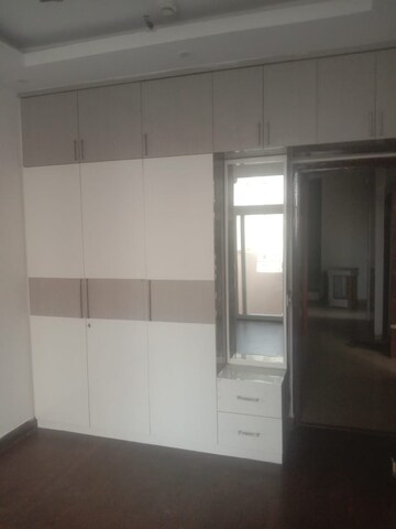 Room in 3 BHK Apartment at Mahagun Mywoods, Sector 16c Greater Noida – for Rent