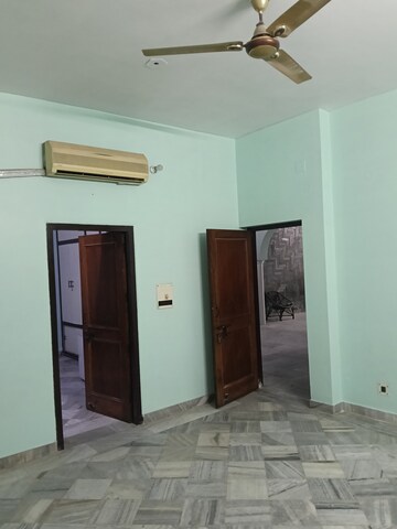 Room in 2.5 BHK Independent House at Aliganj – for Rent