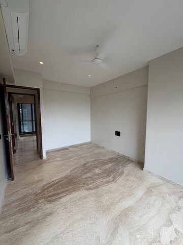Room in 2 BHK Apartment at Seasons Trimurti, Santacruz West – for Rent