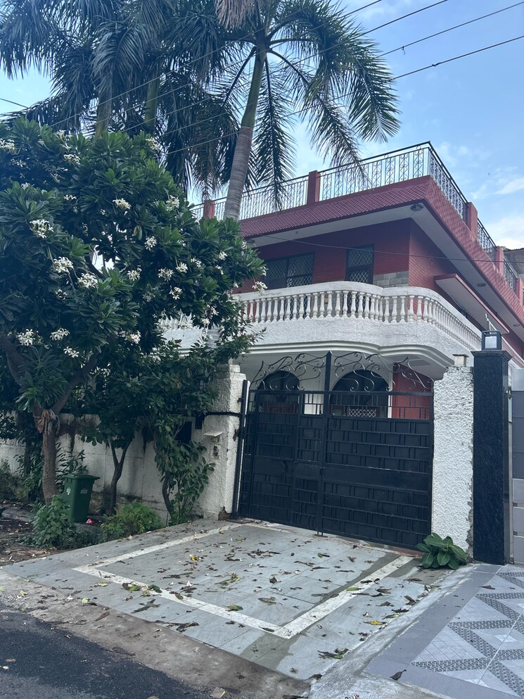 Exterior View, sector 55 5 Bedroom 375 Sq.Mt. Independent House In Sector 55 Noida 9109595