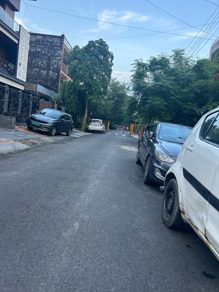  Parking, sector 55 5 Bedroom 375 Sq.Mt. Independent House In Sector 55 Noida 9109595