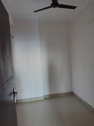 Room in 2.5 BHK Apartment at Amrapali Riverview, Amrapali Leisure Valley – for Rent