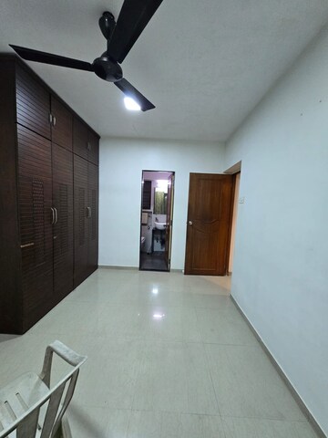 Room in 2 BHK Apartment at Vaswani Kailash, Kandivali West – for Rent