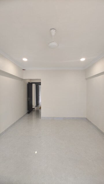 Room in 3 BHK Apartment at Zindagi CHS, Khar West – for Rent